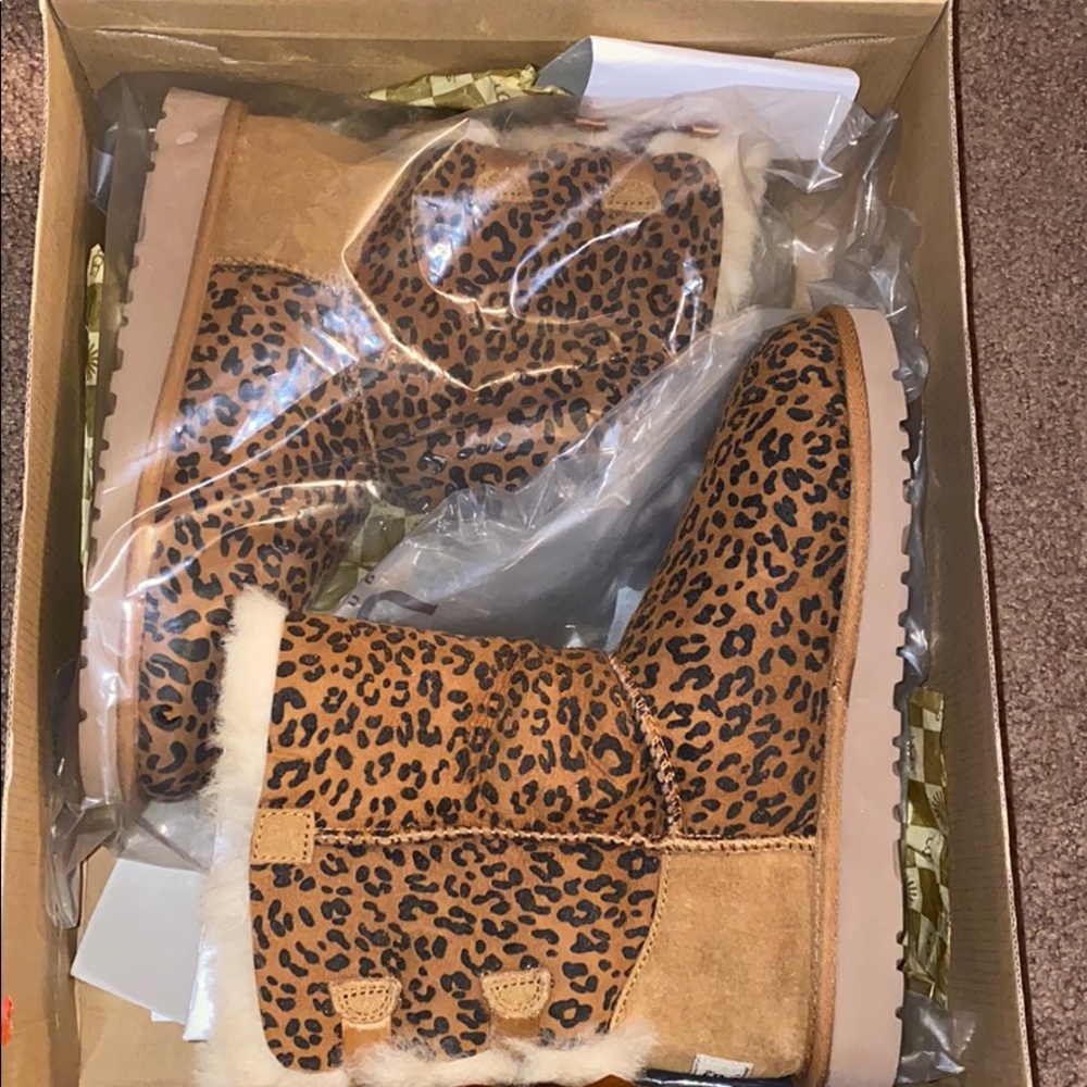 Cheetah print Bailey Bow Ugg’s